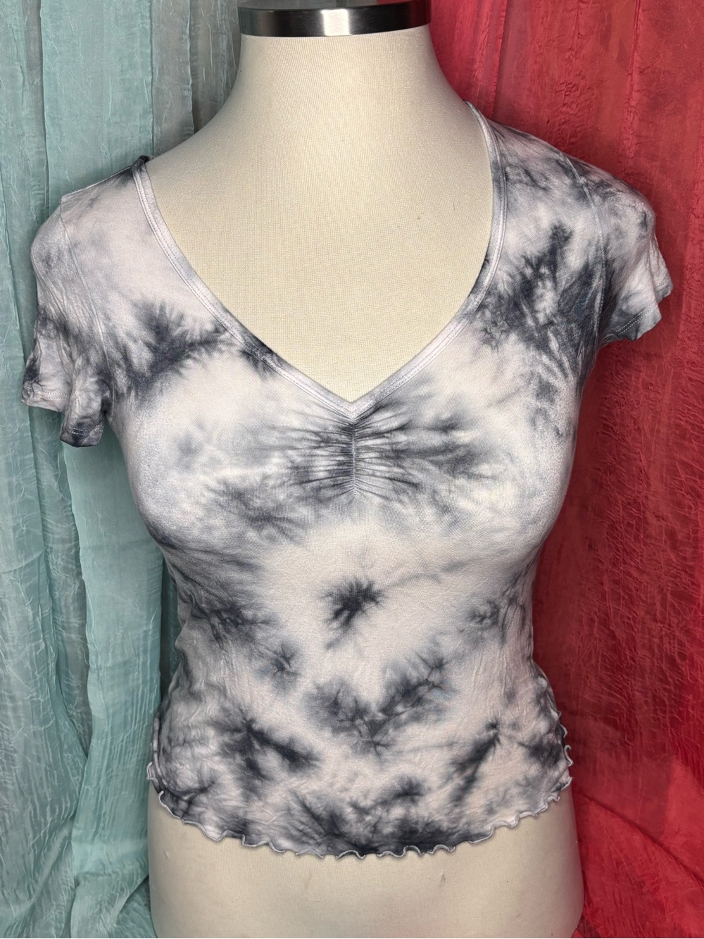 American Eagle Outfitters Black & White Tie-Dye V-Neck Ruched Tee